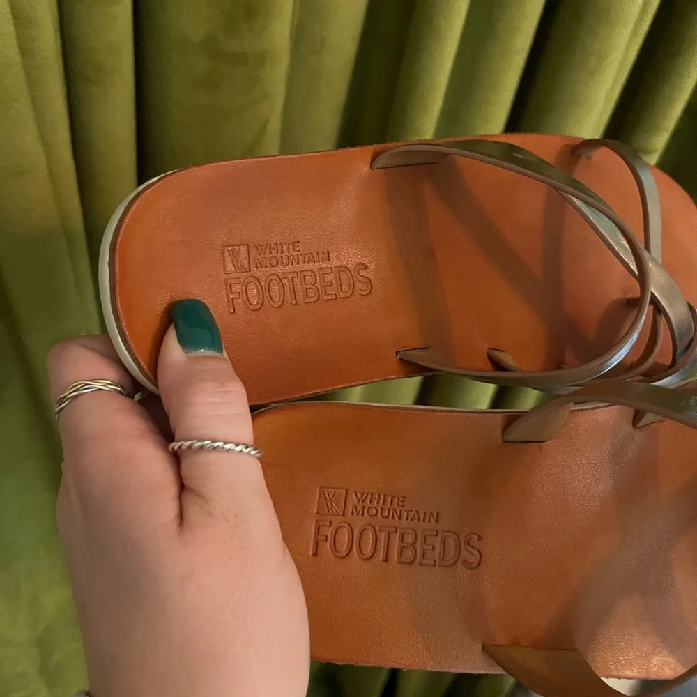 White Mountain Foot Beds Sandals Womens Size 9.5 Rose Gold Crossover Strap - Picture 2 of 4